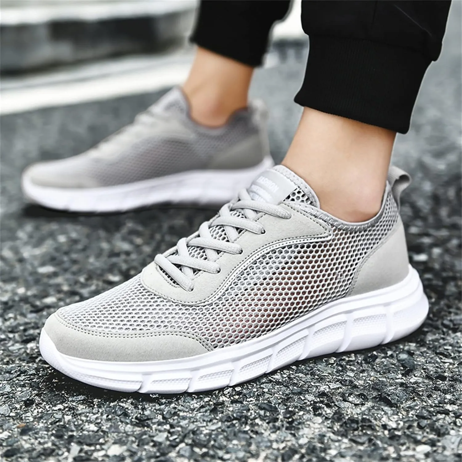 Fashion Spring and Summer Men Sports Shoes Flat Bottom Lightweight Fly Woven Mesh Hollow Mens Sneaker Boots Low Top Men's SPO