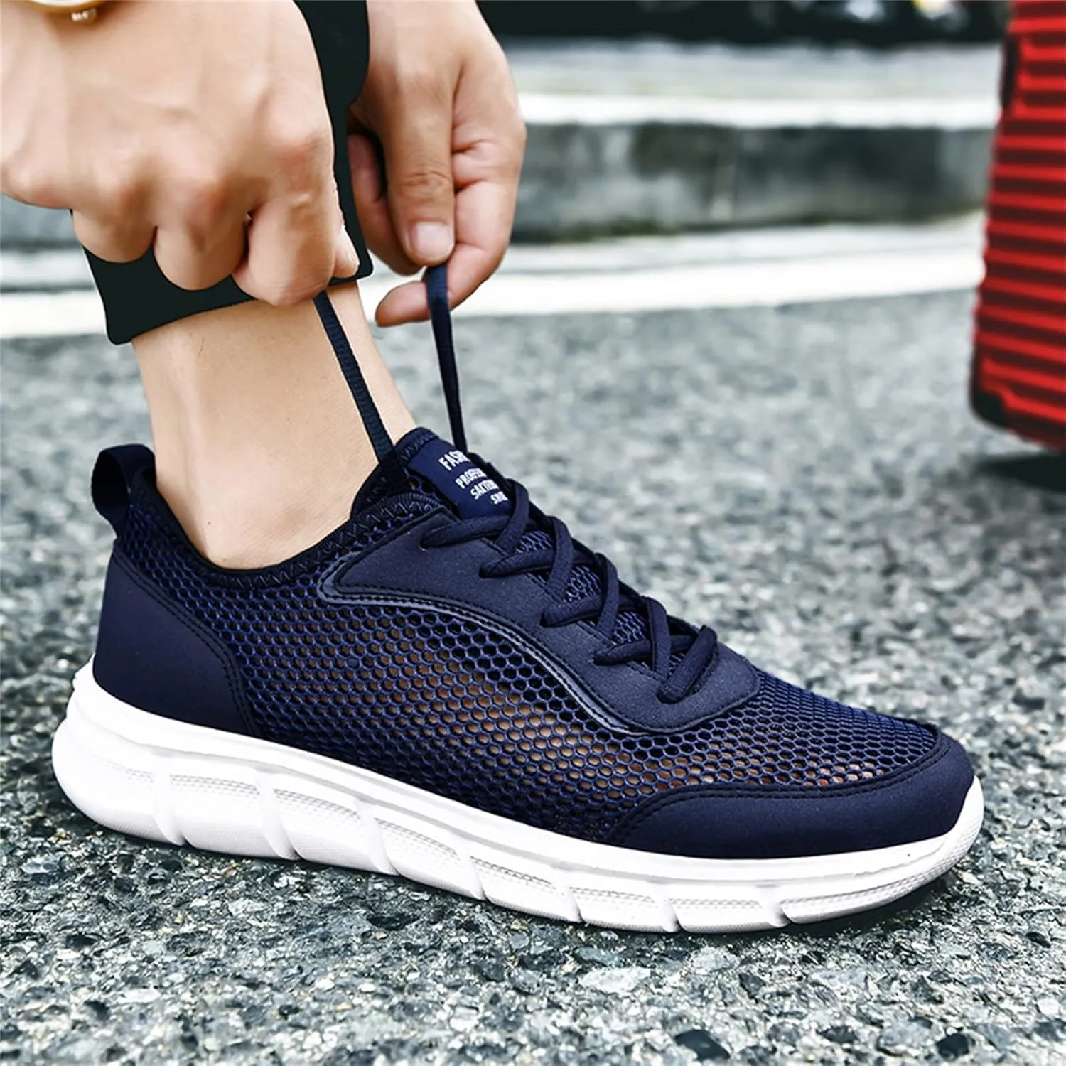 Fashion Spring and Summer Men Sports Shoes Flat Bottom Lightweight Fly Woven Mesh Hollow Mens Sneaker Boots Low Top Men's SPO