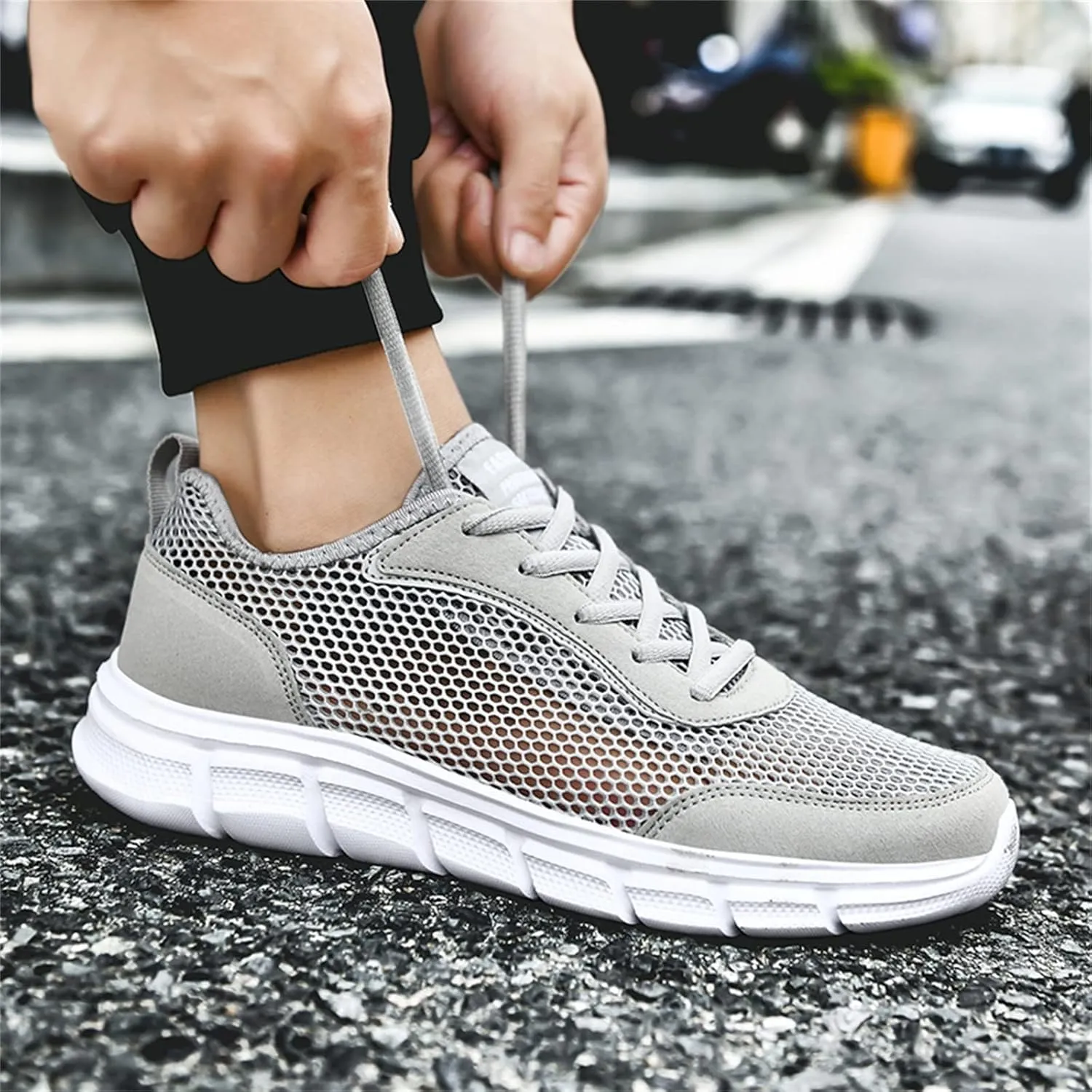 Fashion Spring and Summer Men Sports Shoes Flat Bottom Lightweight Fly Woven Mesh Hollow Mens Sneaker Boots Low Top Men's SPO