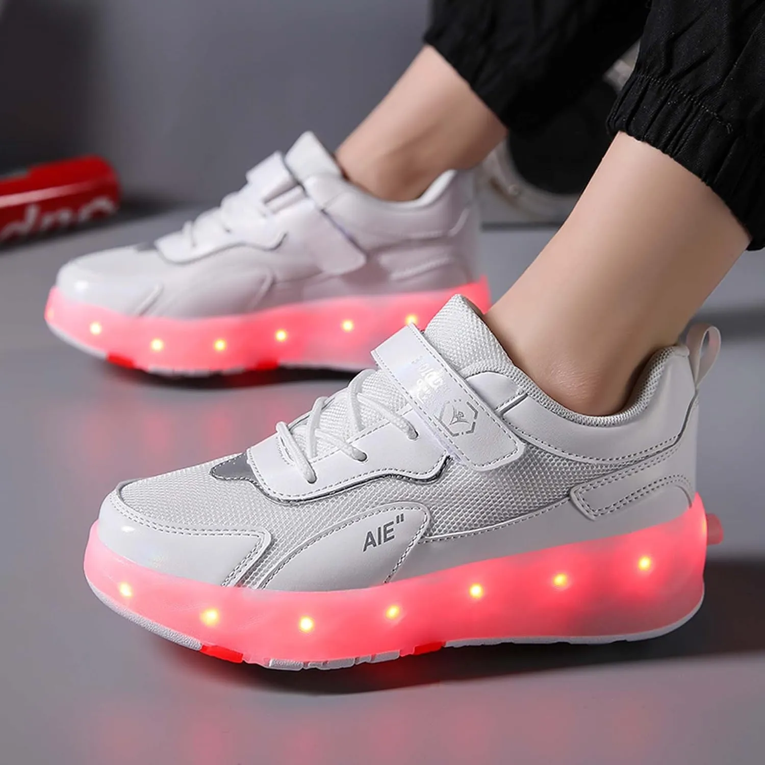 Kids Roller Skating Shoes Casual Walking Shoes Boys Shoes LED Colorful Luminous Shoes USB Charging Detachable Pulleys Suitable for Beginners in roller Skating Sports