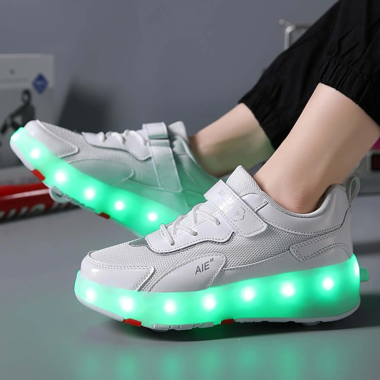Kids Roller Skating Shoes Casual Walking Shoes Boys Shoes LED Colorful Luminous Shoes USB Charging Detachable Pulleys Suitable for Beginners in roller Skating Sports